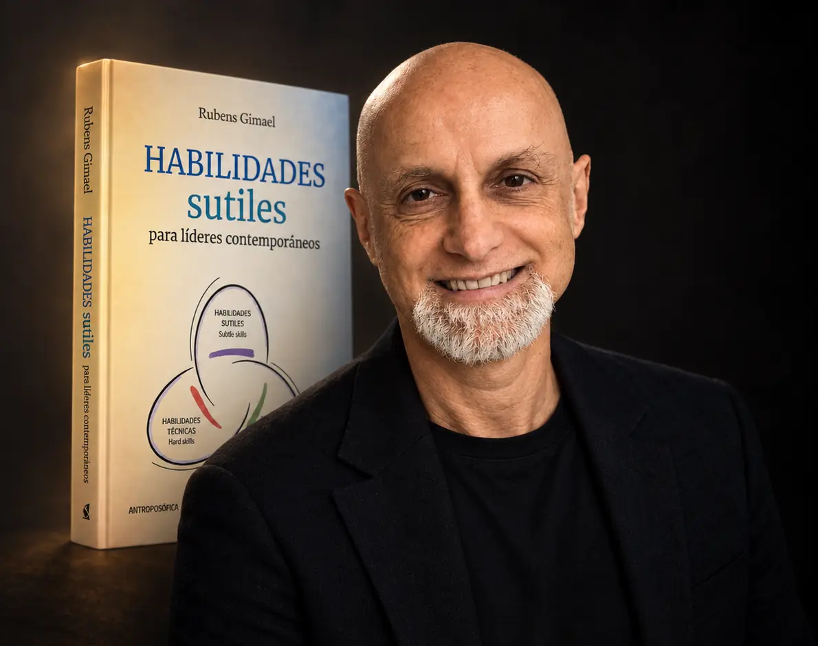 Rubens Gimael junto al libro Habilidades sutiles para líderes contemporáneos